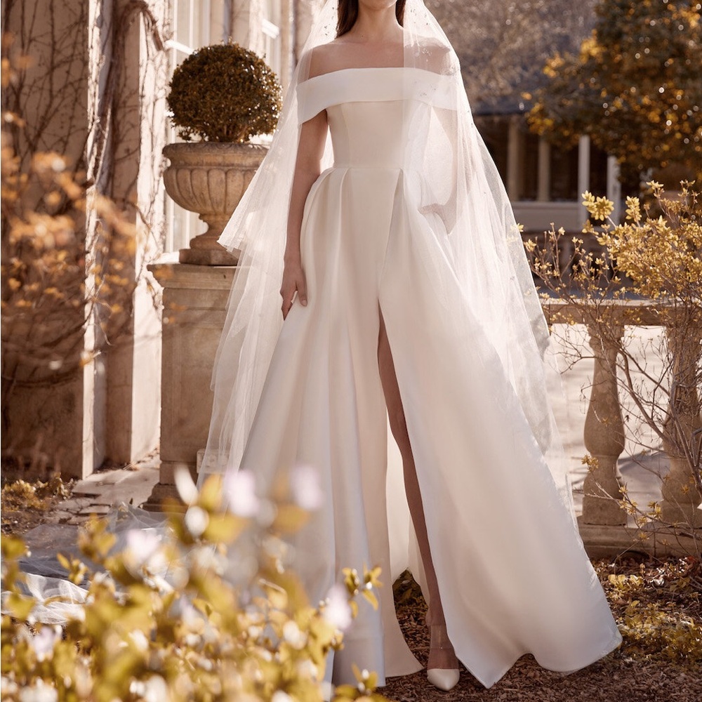 Leah Da Gloria Keira Wedding Gown Size 4